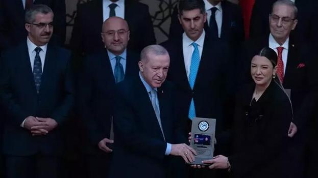 CNN Türk Yılın En İyi Televizyonu seçildi! Ödülü Demirören Medya TV Grup Başkanı Murat Yancı aldı