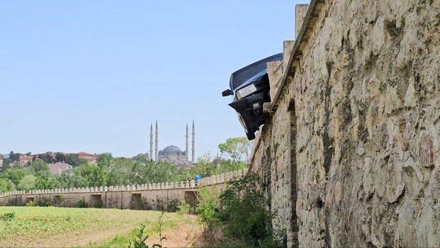 Edirne'de kaza yapan araç tarihi köprüde asılı kaldı