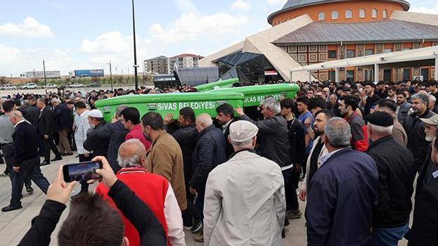 Sivas'ta boğazları kesilerek katledilen kardeşler son yolculuğuna uğurlandı