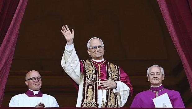 Bacadan beyaz duman yükseldi, yeni papa belli oldu! Papalık tarihinde bir ilk