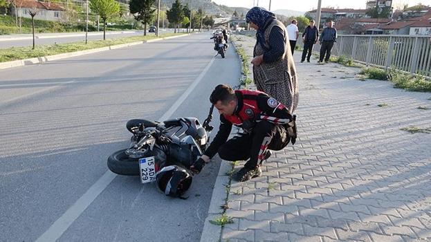 Burdur'da feci kaza! Trafik levhasına çarpan motosikletteki üniversiteli gencin bacağı koptu