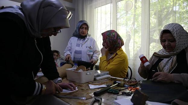 Ev hanımlarının ellerinde saraciye sanatı yeniden doğuyor Hem hobi edindiler hem de aile bütçesine katkı sağlıyorlar