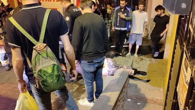 Beyoğlu'nda hareketli saatler! Evini yakmaya çalışan şahıs, vatandaşlara bıçak çekti