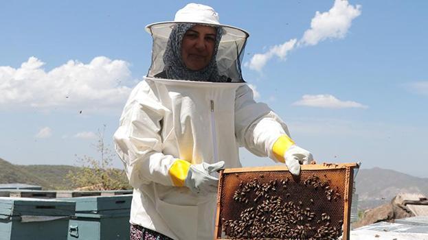 Kızlarında harçlık göndermek için başladı, şimdi paraya para demiyor! Kanseri bu şekilde yendi