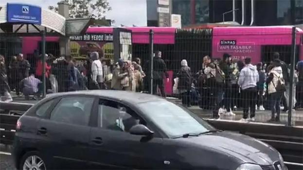 Beylikdüzü'nde iki metrobüs çarpıştı: Yaralılar var