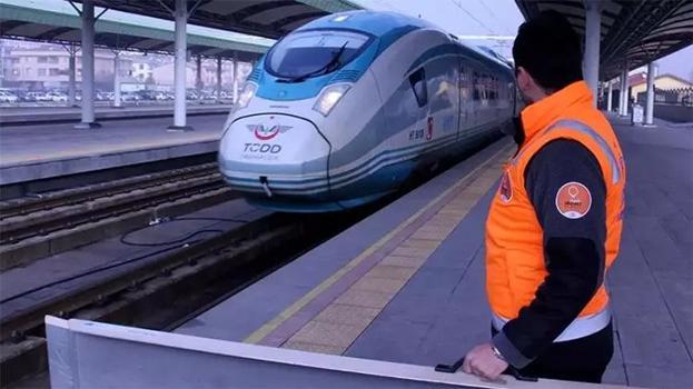 YHT istasyonlarındaki "Turuncu Masa" engelleri kaldırıp ulaşımı kolaylaştırıyor