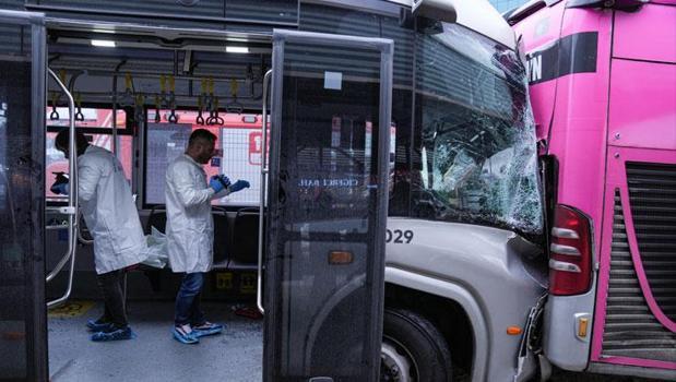 Beylikdüzü'nde iki metrobüs çarpıştı: 1 ölü, 20 yaralı