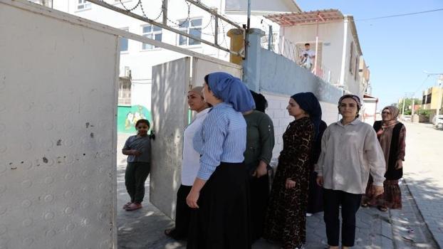 Anneler bu kez okul sıralarında! Sınava girip ter döktüler