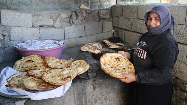 Eşi vefat eden 8 çocuk annesi kadın, çocuklarına hem anne hem de baba oldu! Alın teri ile yıllardır evin geçimini sağlıyor
