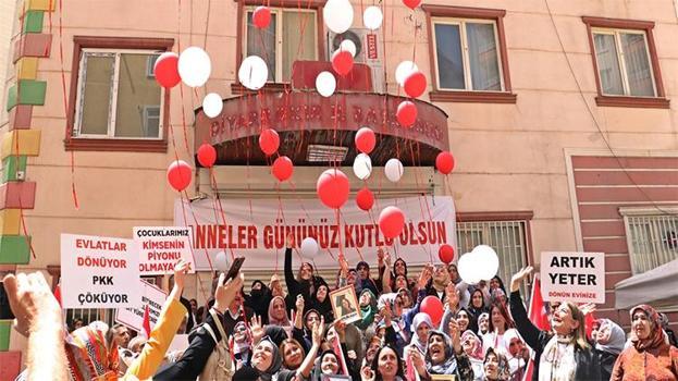 Diyarbakır'da çocukları dağa kaçırılan aileler, Anneler Günü’nde de nöbette