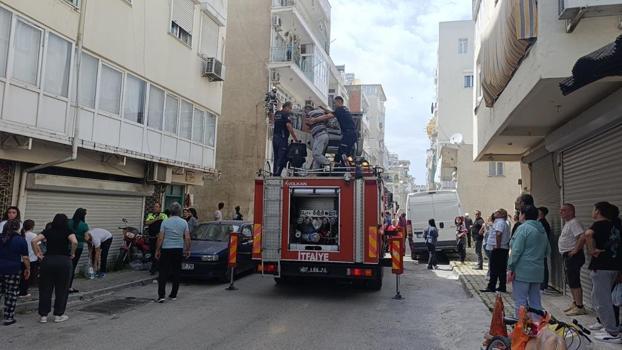 Antalya'da 4 katlı binada yangın paniği!