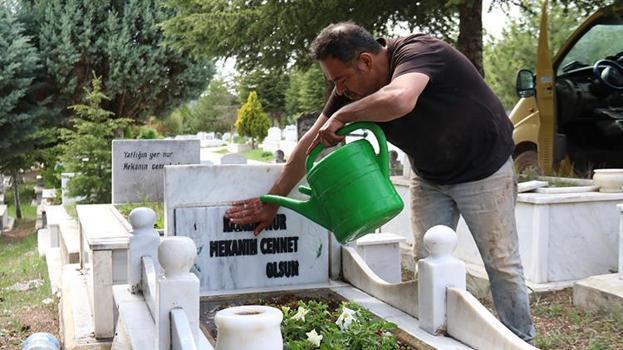Eskişehir'de 300 mezara gözü gibi bakıyor, Avrupa'dan müşterileri var