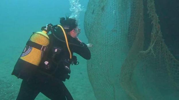 Deniz canlıları için ölüm tuzağı: Karaburun açıklarında 1,5 ton "hayalet ağ" çıkarıldı