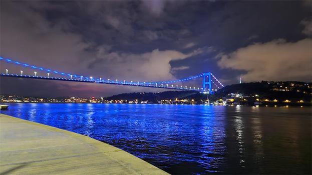 Fatih Sultan Mehmet Köprüsü maviye büründü