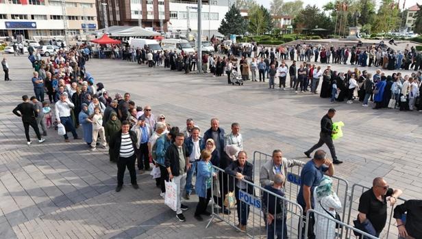 Kırıkkale'de ücretsiz olduğunu duyan koştu! Belediye 3 noktada dağıtım yaptı