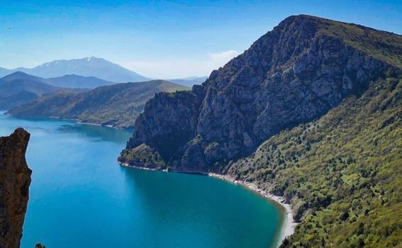 Doğu'da kar eridi bahar geldi! Dağların yeşilliği Van Gölü'nün masmavi sularıyla buluştu