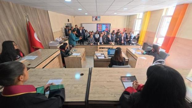 Ağrı'da mahkemeler lisede kuruluyor! Öğrenciler için gerçeğini aratmadı