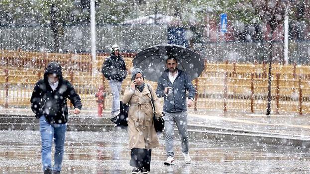 Mayıs son sürprizini yaptı! Lapa lapa kar yağışı başladı, her yer beyaza büründü