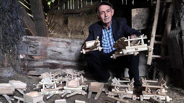 Geçmişteki tarım aletlerini minyatür şeklinde günümüze taşıyor