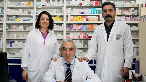 Babalarından gördüler! Eczane raflarında büyüdüler, iki kardeş yan yana eczacılık yapıyorlar