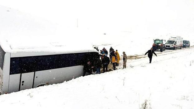 Trabzonspor taraftarının otobüsü Erzurum'da kaza yaptı! Kara saplanan araçta 35 yolcu mahsur kaldı