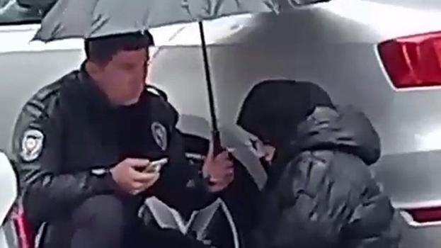 Yaralı öğrenciye ıslanmasın diye dakikalarca şemsiye tutan polis: Görevimizi yaptık