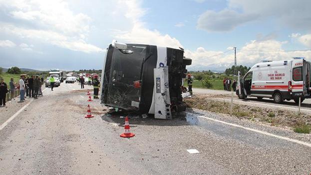 Konya'da şehirlerarası yolcu taşıyan otobüs devrildi! Çok sayıda yaralı var