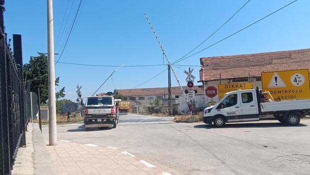 Tren gelmeyince çareyi bunda buldular! Hemzemin geçitteki arızaya müdahale yöntemi şaşırttı