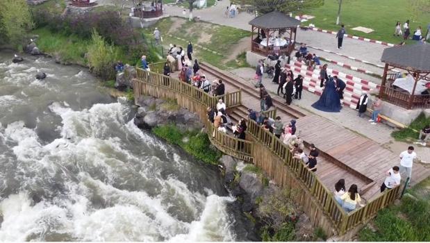 Dünyada sadece Van'da bulunuyor! Binlerce yerli ve yabancı turist akın ediyor