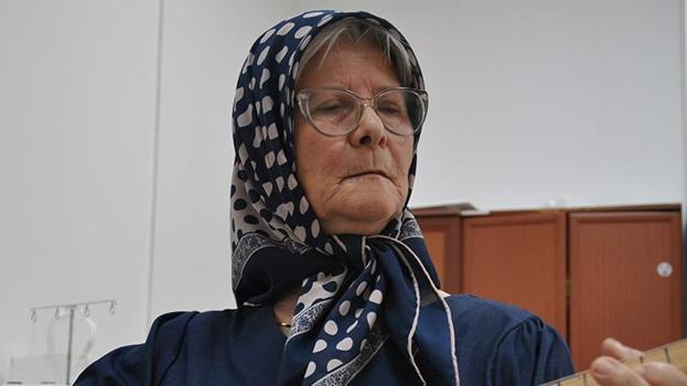Eskişehirli Sevim Teyze, yıllarca hayalini kurduğu enstrümanına kavuştu! Yemek yaparken bile elinden bırakmıyor