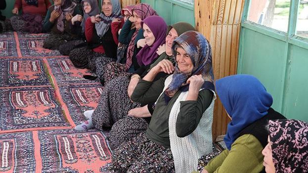 Burdur'da Türkiye'nin ilk köy üniversitesi kuruldu! Akademisyen ve öğrenciler kırsala indi, 2 ayda 600 köylüye eğitim verildi