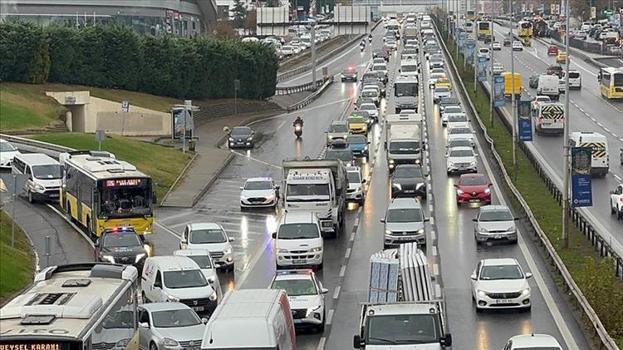 İstanbul'da trafik kilit! Sağanak yağış felç etti, yoğunluk yüzde 70'i geçti