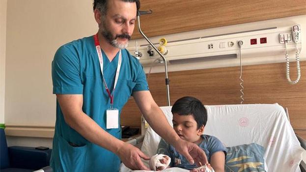 Doktorların ismi yeni yeni duyuyor!  Eskişehir'de tedavi edildi, artık oyuncaklarını tutabilecek
