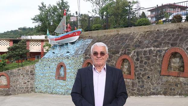 Rize'de akıllara zarar görüntü: 'Gözümün önünde dursun' dediği kayığı binanın girişine astı