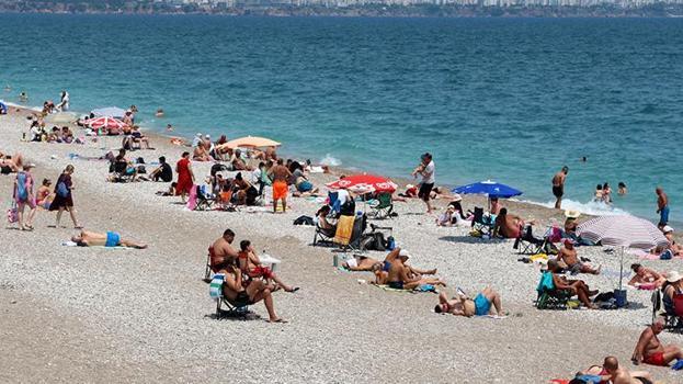 Güneşi gören denize koştu! Antalya'da plajlar dolup taştı