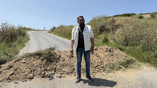 İzmir' de bir kişi arazisinden izinsiz yol geçirildiğini söyleyip yolu kapattı