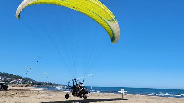 Giresun'da içinde iki kişini bulunduğu paramotor denize düştü