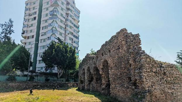 Tarihi Roma hamamını otopark yaptılar! Şehrin göbeğinde binaların arasında zamana direniyor