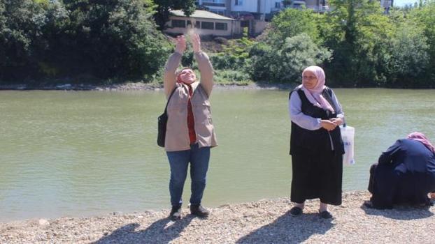 Giresun'da festivalinde ilginç gelenek: Dereye 7 çift, 1 tek taş atıldı!