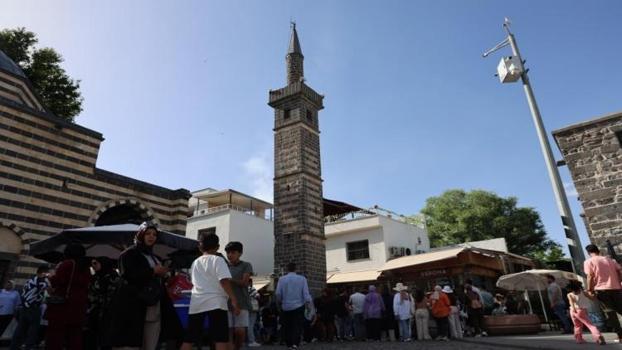 Diyarbakır'da dilekler gerçekleşiyor! Çevresinde 7 kez dönülen minare turistlerin ilgi odağı oldu
