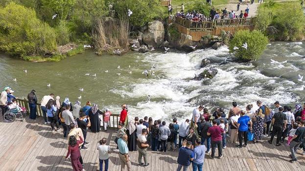 Van'da olağanüstü gün! 90 bin kişi o anları izlemek için Erciş'e akın etti