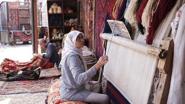 Çocukken başladı halen devam ediyor! Nevşehirli halı ustası zamana direniyor