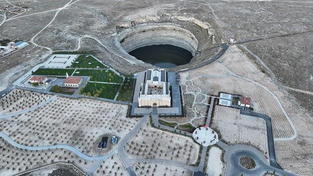 Konya'daki obruk manzaralı otele ziyaretçi akını! 800 yıllık otelin bütün malzemeleri tarihi eser