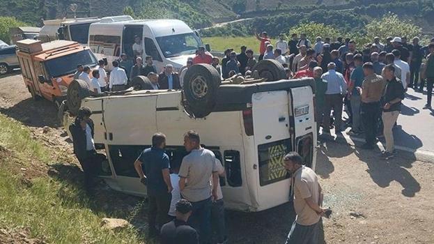 Hakkari'de öğrenci servisi takla attı: 14 yaralı var