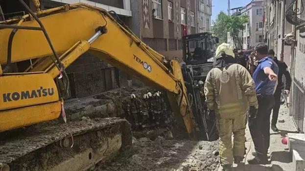 İstanbul Bayrampaşa'da yol çöktü: 1 kişi mahsur kaldı
