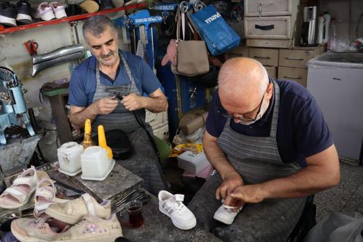 Adıyamanlı ayakkabı tamir ustası: İş var ama yetiştirecek çırak yok!