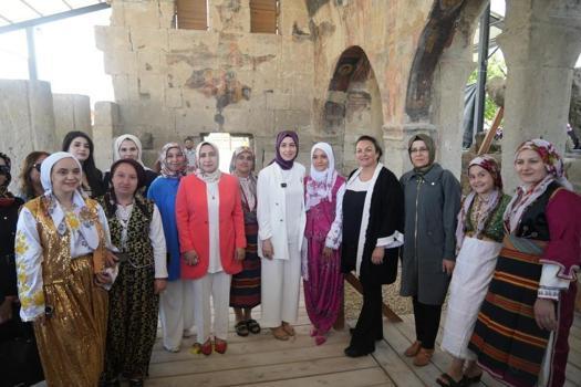 Tarihi kiliseyi mutfağa çevirdiler! Şarkılar söyleyip, börekler açtılar