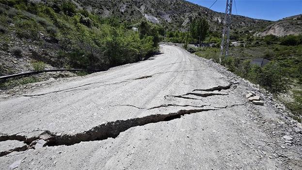 Erzurum'un Uzundere ilçesinde toprak kayması!