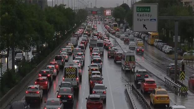 İstanbul'da haftanın ilk günü yoğun trafik: Yüzde 80'e ulaştı