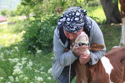 Gürcistan'dan Erzincan'a geldi! Çiftçiliği öğrenen kadın, tarıma değer katıyor